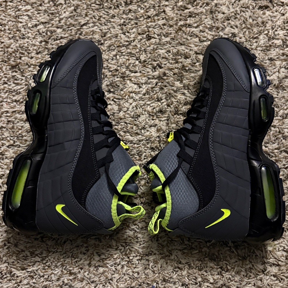 Size - 9.5 Nike Air Max 95 Sneakerboot
Anthracite Volt